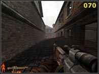 Zatem jak tylko zostanie wszczęty alarm wycofaj się na tyły ciężarówek, zabijaj podbiegających tam Rosjan (uważaj, gdyż rzucić granat) po czym wychyl się zza jednego z samochodów, przejdź w tryb snajperski w świeżo znalezionym karabinie i zlikwiduj wszystkich złych, których widzisz w oknach - Misja III - część 1 | Iron Storm - Iron Storm - poradnik do gry