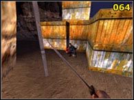 Wykorzystaj to i gdy znikną z pola widzenia [062] pobiegnij trzymając się cały czas skalnej lewej ściany obok ciężarówek [063], mijając dwóch strażników stojących na wprost bramy tyłem do ciebie - Misja II - część 3 | Iron Storm - Iron Storm - poradnik do gry