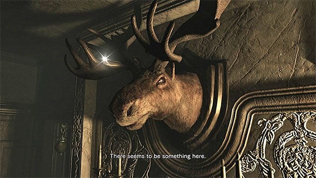 Zbadaj trofeum na ścianie żeby zdobyć wskazówkę zegara - Rozwiązanie zagadki z zegarem | Ośrodek szkoleniowy Umbrella - Resident Evil Zero HD - poradnik do gry