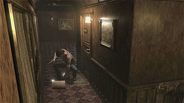 Mniej potrzebne przedmioty możesz tymczasowo zostawiać na ziemi lub przekazywać drugiej grywalnej postaci - Inwentarz | Podstawy Resident Evil Zero HD - Resident Evil Zero HD - poradnik do gry