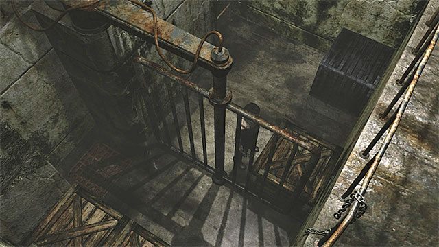 Przełącz się na Billyego i ustaw się przy środkowej drewnianej skrzyni, której do tej pory nie przesuwałeś - została ona pokazana na obrazku 1 - Rozwiązanie zagadki ze skrzyniami | Oczyszczalnia | Resident Evil Zero HD - Resident Evil Zero HD - poradnik do gry