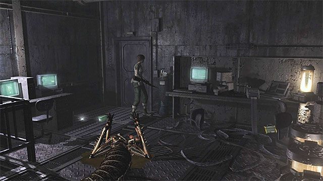 Niebieski zbiornik jest przy drzwiach - Zbudowanie działającego akumulatora | Oczyszczalnia | Resident Evil Zero HD - Resident Evil Zero HD - poradnik do gry