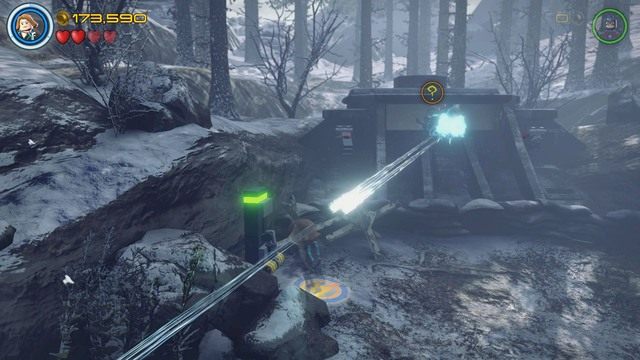 Przed kolejną bramą skręć w lewo, a znajdziesz miejsce pokazane na obrazku - Minizestawy | Konstruktywna DeStrukcja - sekrety | LEGO Marvels Avengers - LEGO Marvels Avengers - poradnik do gry