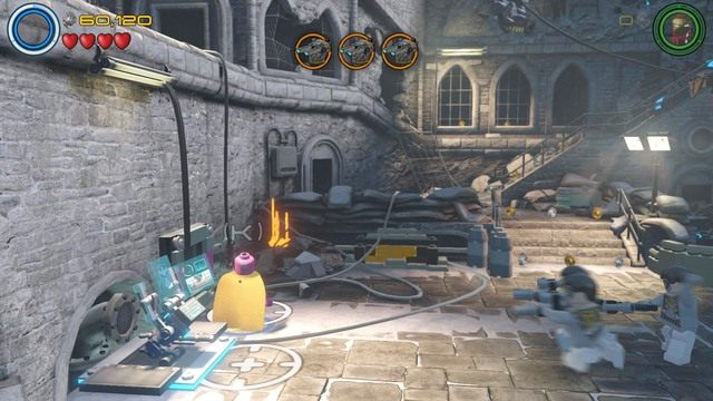 Kontrolując Visiona przejdź na lewą stronę gdzie znajdziesz kratkę - Minizestawy | Konstruktywna DeStrukcja - sekrety | LEGO Marvels Avengers - LEGO Marvels Avengers - poradnik do gry