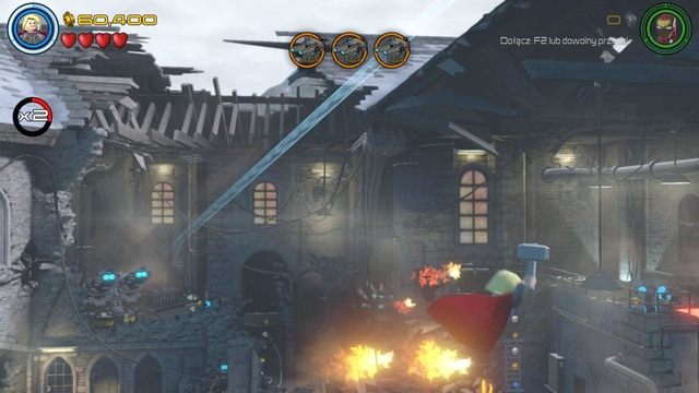 Będąc w fortecy wzleć w powietrze dowolną postacią i udaj się w prawą stronę - Stan Lee / Czerwony klocek | Konstruktywna DeStrukcja - sekrety - LEGO Marvels Avengers - poradnik do gry