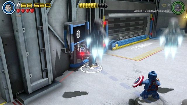 Po naprawieniu samochodu, który stoi na środku garażu, odblokujesz możliwość aktywacji pokazanej na obrazku konsoli - Minizestawy | Loki, pierwsze kroki - sekrety | LEGO Marvels Avengers - LEGO Marvels Avengers - poradnik do gry