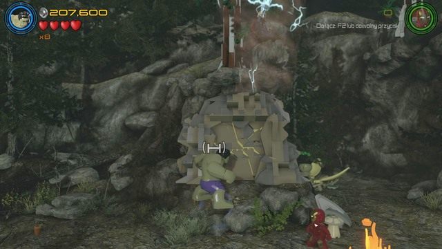 Zaraz obok kwiatka, dzięki któremu zdobyłeś minizestaw z numerkiem 8 znajduje się popękana ściana - Minizestawy | Kino plenerowe - sekrety | LEGO Marvels Avengers - LEGO Marvels Avengers - poradnik do gry