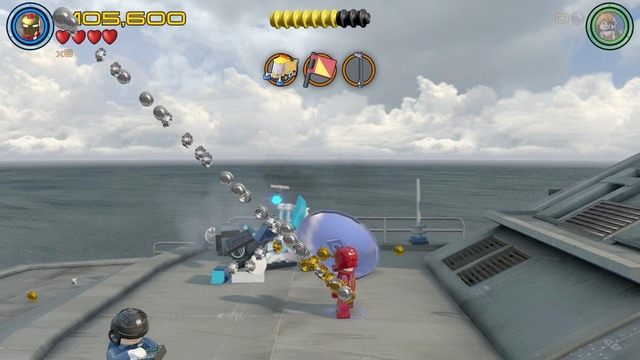 Na Hellicarrierze, na daszku, na którym znalazłeś flagę znajdziesz srebrny nadajnik - Stan Lee / Czerwony klocek | Kino plenerowe - sekrety | LEGO Marvels Avengers - LEGO Marvels Avengers - poradnik do gry