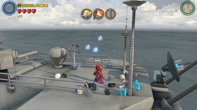 Po przeskoczeniu na drugą stronę, zmień postać na Iron Mana i zeskanuj teren - Stan Lee / Czerwony klocek | Kino plenerowe - sekrety | LEGO Marvels Avengers - LEGO Marvels Avengers - poradnik do gry