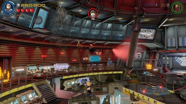 Podejdź do pokazanego na obrazku miejsca i zniszcz szklaną osłonę na górze za pomocą strzały Hawkeyea - Minizestawy | Chaos na Hellicarrierze - sekrety | LEGO Marvels Avengers - LEGO Marvels Avengers - poradnik do gry