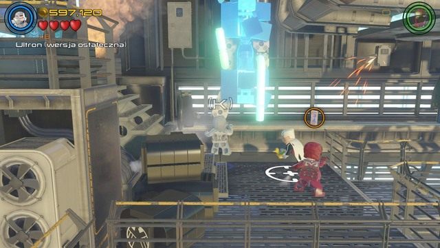 Jako Ultron podejdź do widocznego na obrazku świecącego obrazka i zniszcz go - Stan Lee / Czerwony klocek | Chaos na Hellicarrierze - sekrety - LEGO Marvels Avengers - poradnik do gry