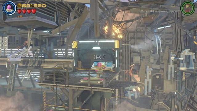 Wleć na pokazaną na obrazku platformę i zmień postać na Visiona po czym skorzystaj z kratki w podłodze by przedostać się do wymaganego miejsca - Stan Lee / Czerwony klocek | Chaos na Hellicarrierze - sekrety - LEGO Marvels Avengers - poradnik do gry