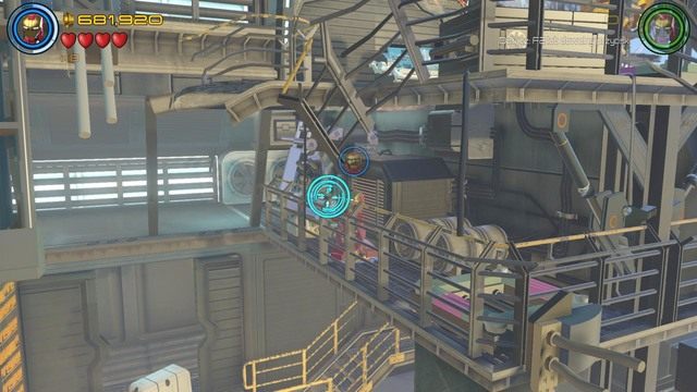 Po drugiej stronie znajdziesz zablokowane przejście i uwięzionego za srebrnymi rurami Stana Lee - Stan Lee / Czerwony klocek | Chaos na Hellicarrierze - sekrety - LEGO Marvels Avengers - poradnik do gry