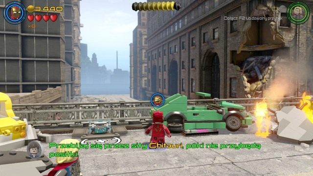Podczas akcji na moście, podejdź do widocznego na obrazku zielonego samochodu i zniszcz go - Minizestawy | Mściciele do boju - sekrety | LEGO Marvels Avengers - LEGO Marvels Avengers - poradnik do gry