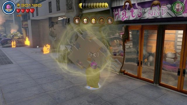 Po rozmowie z kolekcjonerem, zleć na dół i udaj się w prawą stronę, na dół - Stan Lee / Czerwony klocek | Mściciele do boju - sekrety - LEGO Marvels Avengers - poradnik do gry