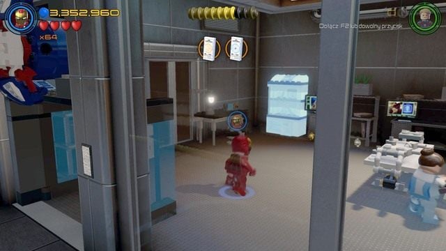 Po wykonaniu przełącznika dla Kapitana Ameryki, otwórz laboratorium po prawej stronie i zniszcz szklaną gablotę pokazaną na obrazku (za pomocą Hawkeyea) - Minizestawy | Bez sznurków nie jest źle - sekrety | LEGO Marvels Avengers - LEGO Marvels Avengers - poradnik do gry