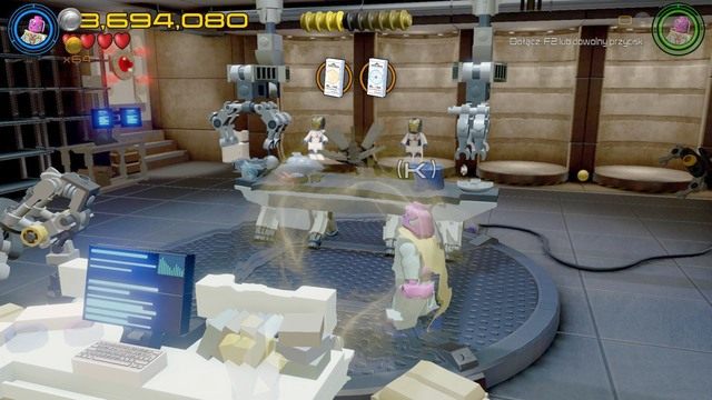 Będąc po drugiej stronie podejdź do stołu jako Vision i zacznij operować chwytakami, które wykonają dla ciebie pierwszy minizestaw - Minizestawy | Bez sznurków nie jest źle - sekrety | LEGO Marvels Avengers - LEGO Marvels Avengers - poradnik do gry