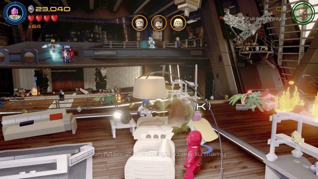 Podejdź jako Visiona do prawej strony kanapy widocznej na obrazku i aktywuj umiejętność specjalną - Minizestawy | Bez sznurków nie jest źle - sekrety | LEGO Marvels Avengers - LEGO Marvels Avengers - poradnik do gry