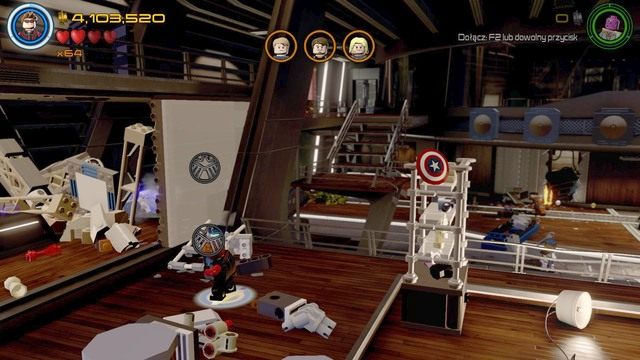 Podejdź do lewej strony pomieszczenia gdzie znajdziesz szklaną osłonę, którą musisz zbić postacią Hawkeyea - Minizestawy | Bez sznurków nie jest źle - sekrety | LEGO Marvels Avengers - LEGO Marvels Avengers - poradnik do gry