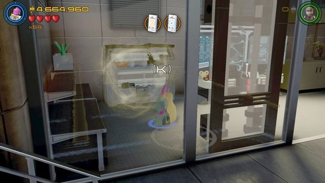 Obok komputera znajdziesz półki, które musisz przenieść postacią Scarlet lub Visiona - Postacie | Bez sznurków nie jest źle - sekrety | LEGO Marvels Avengers - LEGO Marvels Avengers - poradnik do gry