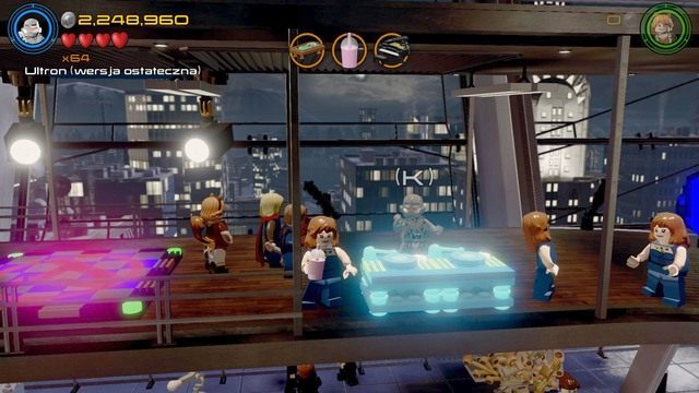 Po zaakceptowaniu zadania podejdź do konsolety DJa jako Ultron i zniszcz ją by uzyskać dostęp do nagrania - Stan Lee / Czerwony klocek | Bez sznurków nie jest źle - sekrety - LEGO Marvels Avengers - poradnik do gry