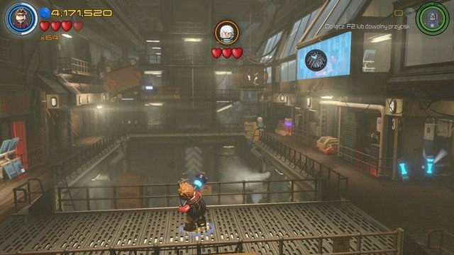 Stojąc na moście strzel jako Hawkeye do pokazanej na obrazku szklanej osłony - Minizestawy | Wyrzuć ten gniew - sekrety | LEGO Marvels Avengers - LEGO Marvels Avengers - poradnik do gry