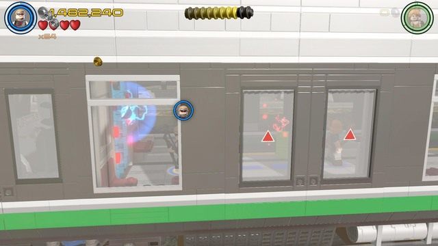 Jak tylko zbierzesz pierwszy minizestaw, skieruj się maksymalnie w lewo, a dotrzesz do szklanych drzwi kabiny - Minizestawy | Koreańska kabała kolejowa - sekrety | LEGO Marvels Avengers - LEGO Marvels Avengers - poradnik do gry