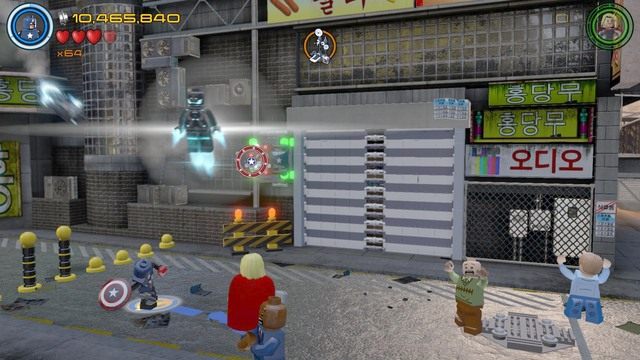 Po wykonaniu pierwszej części urządzenia, podejdź do lewej strony gdzie znajdziesz czerwony samochód - Minizestawy | Koreańska kabała kolejowa - sekrety | LEGO Marvels Avengers - LEGO Marvels Avengers - poradnik do gry