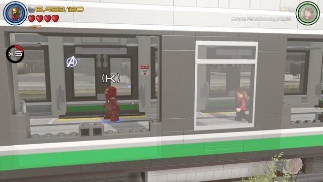 Po zniszczeniu ścian przez wrogów i pozbyciu się ich, podejdź do widocznego na obrazku miejsca i przeszukaj teren Iron Manem - Postacie | Koreańska kabała kolejowa - sekrety | LEGO Marvels Avengers - LEGO Marvels Avengers - poradnik do gry