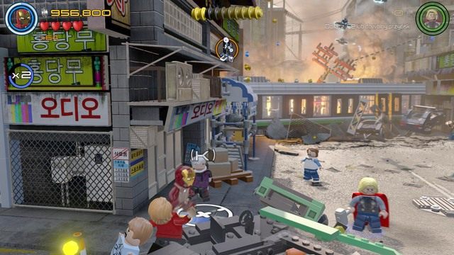 Porozmawiaj z kolekcjonerem i odbierz od niego zadanie odszukania przedmiotu - Stan Lee / Czerwony klocek | Koreańska kabała kolejowa - sekrety - LEGO Marvels Avengers - poradnik do gry