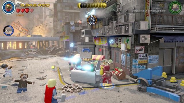 Podejdź do straganu, który stoi po prawej stronie i zeskanuj teren Iron Manem - Stan Lee / Czerwony klocek | Koreańska kabała kolejowa - sekrety - LEGO Marvels Avengers - poradnik do gry