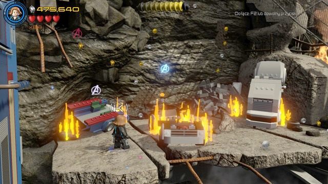 Po dotarciu do wiszącego pociągu, skorzystaj z drążków by przeskoczyć jako Czarna Wdowa na drugą stronę - Minizestawy | Świt Ultrona - sekrety - LEGO Marvels Avengers - poradnik do gry