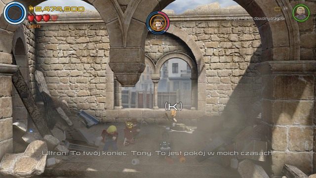 W trakcie drugiej fazy walki z Ultronem, podejdź do miejsca pokazanego na obrazku i skorzystaj z tunelu za pomocą postaci Superwiewióry - Stan Lee / Czerwony klocek | Ultron traci rezon - sekrety - LEGO Marvels Avengers - poradnik do gry