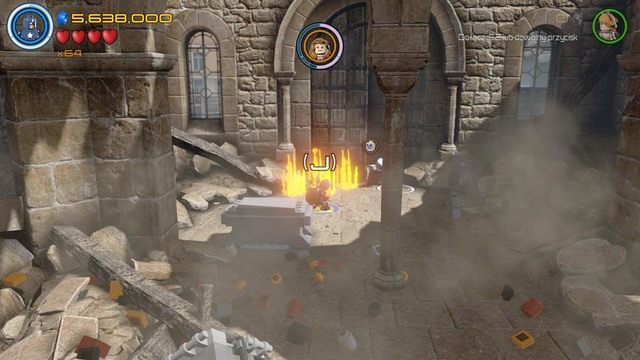 Będąc cały czas po drugiej stronie, zmień postać na Kapitana Amerykę i ugaś widoczny na obrazku pożar po czym wykonaj z klocków łom - Stan Lee / Czerwony klocek | Ultron traci rezon - sekrety - LEGO Marvels Avengers - poradnik do gry