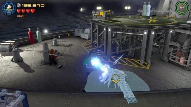 Po rozpoczęciu misji podejdź do widocznej na obrazku kałuży i używając specjalnej umiejętności Lokiego, zmień jej poziom skupienia na stały i uformuj trampolinę - Minizestawy | Wizja do rewizji - sekrety | LEGO Marvels Avengers - LEGO Marvels Avengers - poradnik do gry