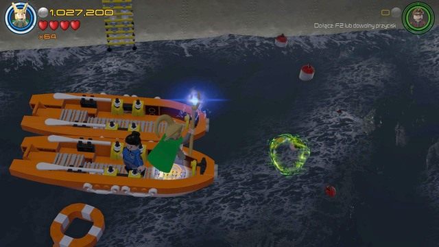 Po opuszczeniu dwóch łodzi na statku, wejdź na jedną z nich i korzystając na przykład z Lokiego, kontroluj umysły ludzi by przenieść ich bezpiecznie na szalupy - Minizestawy | Wizja do rewizji - sekrety | LEGO Marvels Avengers - LEGO Marvels Avengers - poradnik do gry