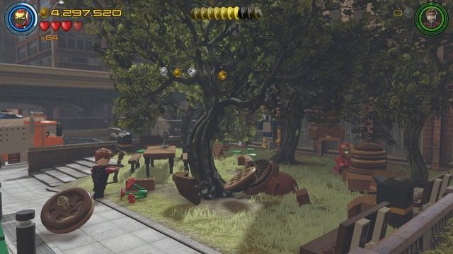 Przejdź na prawą stronę gdzie znajdziesz zwisające z drzew żołędzie - Minizestawy | Wizja do rewizji - sekrety | LEGO Marvels Avengers - LEGO Marvels Avengers - poradnik do gry