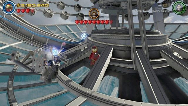 Podczas walki z bossem, podejdź jako Iron Man do miejsca pokazanego na obrazku i przeskanuj teren - Minizestawy | Wizja do rewizji - sekrety | LEGO Marvels Avengers - LEGO Marvels Avengers - poradnik do gry