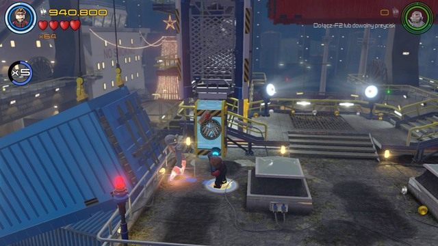 Po przejściu do następnej sekcji, podejdź do widocznej na obrazku szklanej osłony i zbij ją za pomocą postaci Hawkeyea - Minizestawy | A.I.M. nic się nie IMA - sekrety | LEGO Marvels Avengers - LEGO Marvels Avengers - poradnik do gry