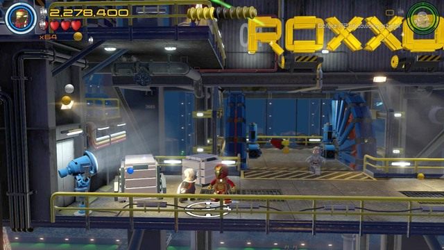 Żeby uzyskać dostęp do czerwonego klocka musisz zaakceptować zadanie od kolekcjonera, którego miejsce wskazane zostało na powyższym obrazku - Stan Lee / Czerwony klocek | A.I.M. nic się nie IMA - sekrety - LEGO Marvels Avengers - poradnik do gry