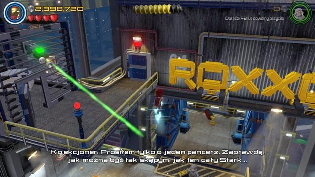 Po zaakceptowaniu zadania wzbij się w powietrze i udaj się na mały balkon po lewej stronie - Stan Lee / Czerwony klocek | A.I.M. nic się nie IMA - sekrety - LEGO Marvels Avengers - poradnik do gry