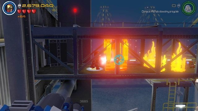 Po wejściu do uprzednio otwartego pomieszczenia, podejdź do widocznej na obrazku złotej blokady i spal ją za pomocą laserów Iron Mana - Stan Lee / Czerwony klocek | A.I.M. nic się nie IMA - sekrety - LEGO Marvels Avengers - poradnik do gry