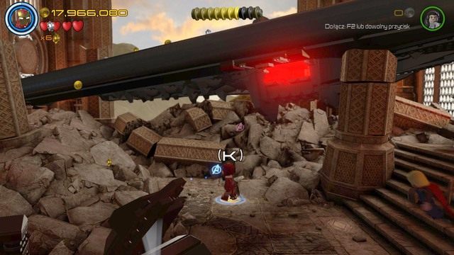 Po przejściu przez drzwi główne, podejdź do prawej strony, a znajdziesz się w miejscu pokazanym na obrazku - Minizestawy | Hen, w Aetherze - sekrety | LEGO Marvels Avengers - LEGO Marvels Avengers - poradnik do gry