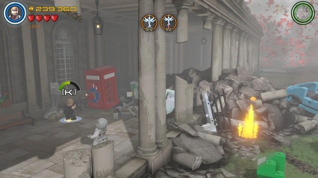 Po lewej stronie znajdziesz czerwoną budkę telefoniczną - Minizestawy | Hen, w Aetherze - sekrety | LEGO Marvels Avengers - LEGO Marvels Avengers - poradnik do gry