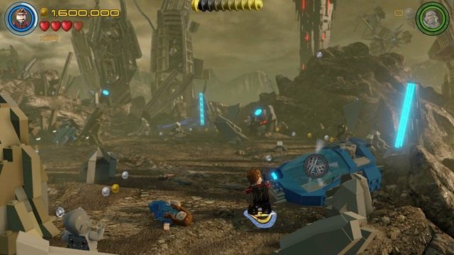 Podczas walki z bossem podejdź do widocznego na obrazku pojemnika i zbij w nim szklaną osłonę za pomocą postaci Hawkeyea - Postacie | Hen, w Aetherze - sekrety | LEGO Marvels Avengers - LEGO Marvels Avengers - poradnik do gry