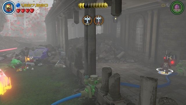 Podejdź do prawej strony i skorzystaj z panelu sterowania by włączyć zraszacze - Postacie | Hen, w Aetherze - sekrety | LEGO Marvels Avengers - LEGO Marvels Avengers - poradnik do gry