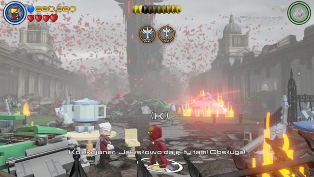 Podejdź do widocznego na obrazku kolekcjonera i weź od niego zadanie polegające na zdobyciu przedmiotu - Stan Lee / Czerwony klocek | Hen, w Aetherze - sekrety | LEGO Marvels Avengers - LEGO Marvels Avengers - poradnik do gry