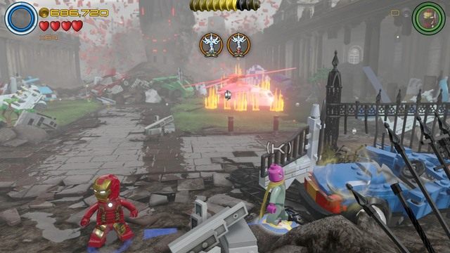 Naprzeciw kolekcjonera znajdować będzie się wrak niebieskiego samochodu - Stan Lee / Czerwony klocek | Hen, w Aetherze - sekrety | LEGO Marvels Avengers - LEGO Marvels Avengers - poradnik do gry