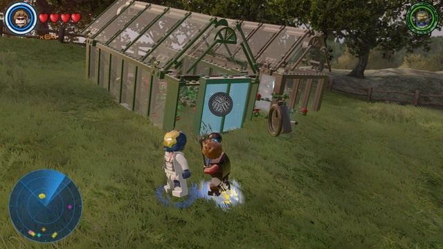 Po prawej stronie farmy znajdziesz dwie szklarnie - Złote klocki | Farma Bartona - sekrety | LEGO Marvels Avengers - LEGO Marvels Avengers - poradnik do gry