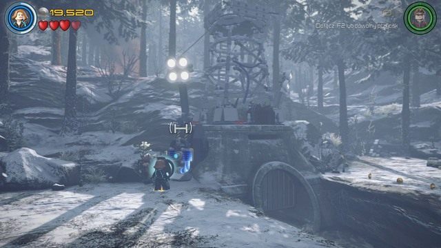 Po krótkim wprowadzeniu do gry, zniszcz wszystkich przeciwników za pomocą dowolnej postaci po czym zmień ją na Hawkeyea i zniszcz kontenery stojące obok niebieskiego mechanizmu - Konstruktywna DeStrukcja | Opis przejścia | LEGO Marvels Avengers - LEGO Marvels Avengers - poradnik do gry